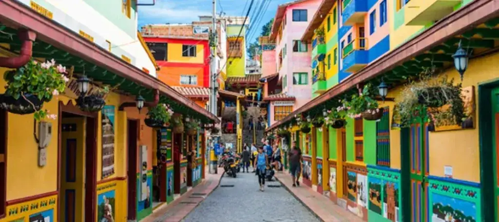 Calle colorida de Guatapé con zócalos, flores y casas tradicionales