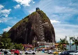 La Piedra del Peñol en Guatapé, Antioquia, con su escalera en zigzag