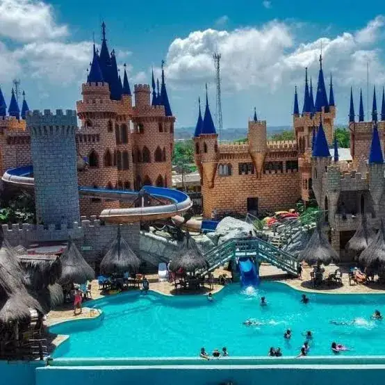 Castillos temáticos, toboganes y palapas junto a la piscina en Arboletes