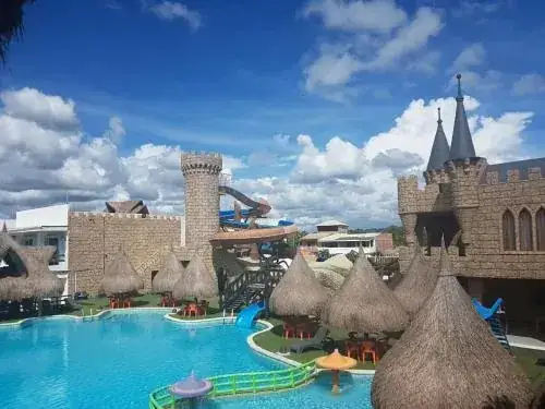 Hotel Riviera del Sol con piscina y arquitectura de castillo en Arboletes