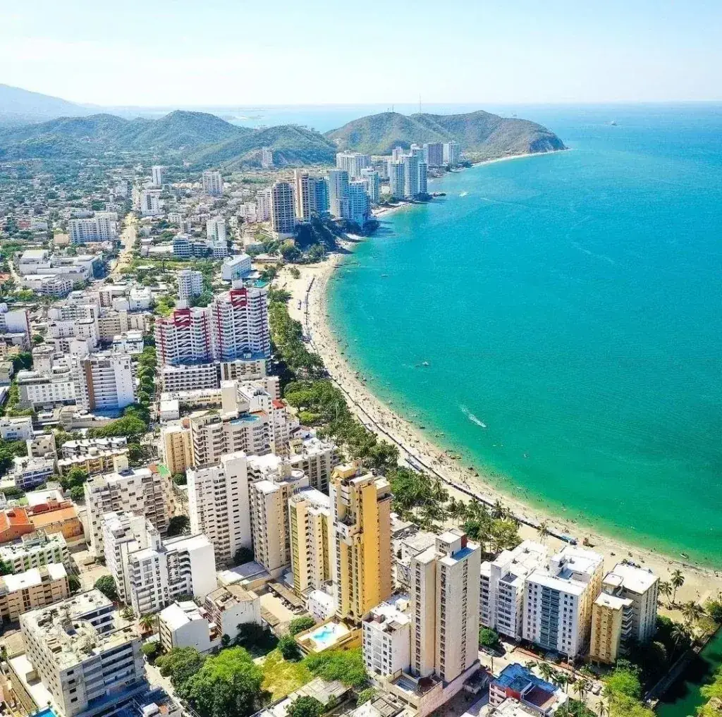 Costa caribeña con playa y mar abierto