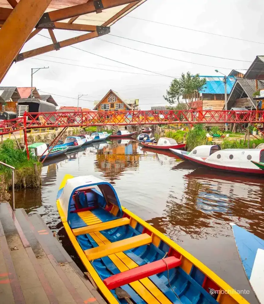 Canal y lanchas de colores en la Laguna de la Cocha, Nariño