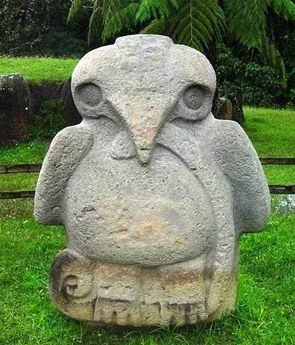 Escultura precolombina del búho en el Parque Arqueológico de San Agustín