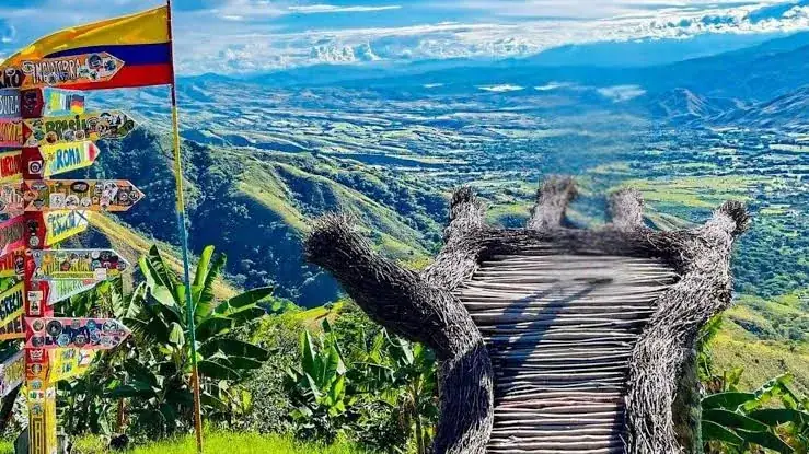 Paisaje del valle del Huila en la ruta cafetera