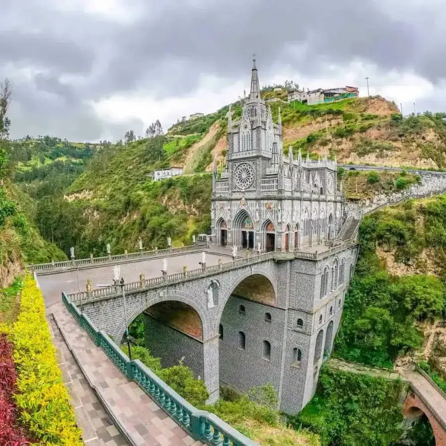 Vista del Santuario de Las Lajas y su puente de piedra desde el mirador en Ipiales