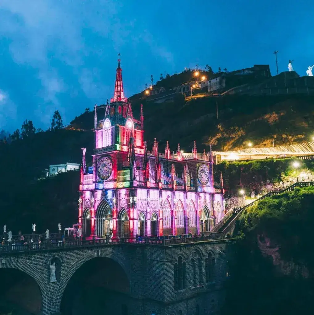 Santuario de Las Lajas iluminado de noche sobre el cañón en Ipiales, Colombia