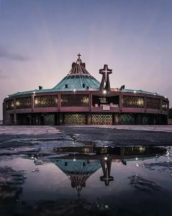 Basílica de Santa María de Guadalupe al atardecer en la Ciudad de México