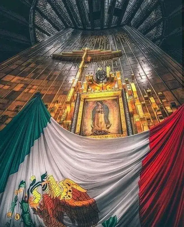 Interior de la Basílica de Guadalupe con la tilma y la bandera de México