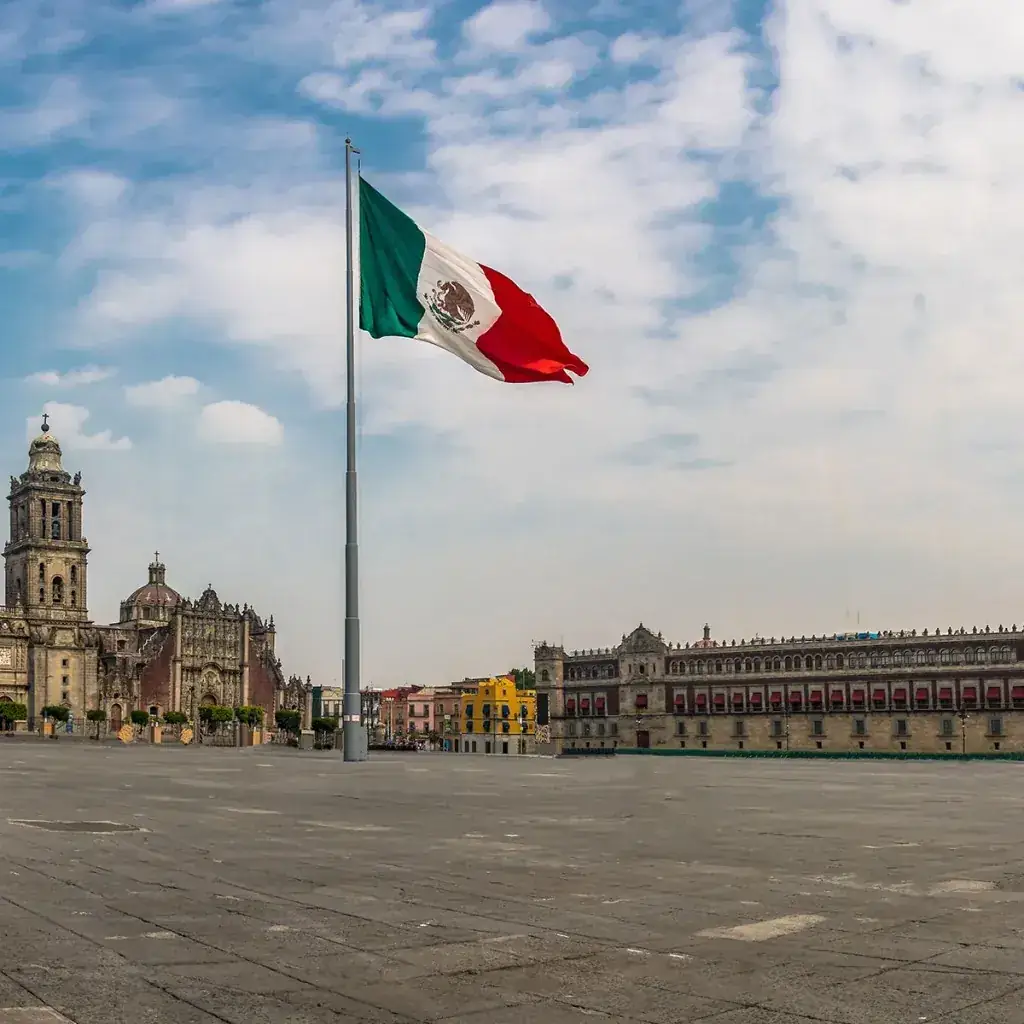 Zócalo de la Ciudad de México con la bandera, la Catedral y el Palacio Nacional