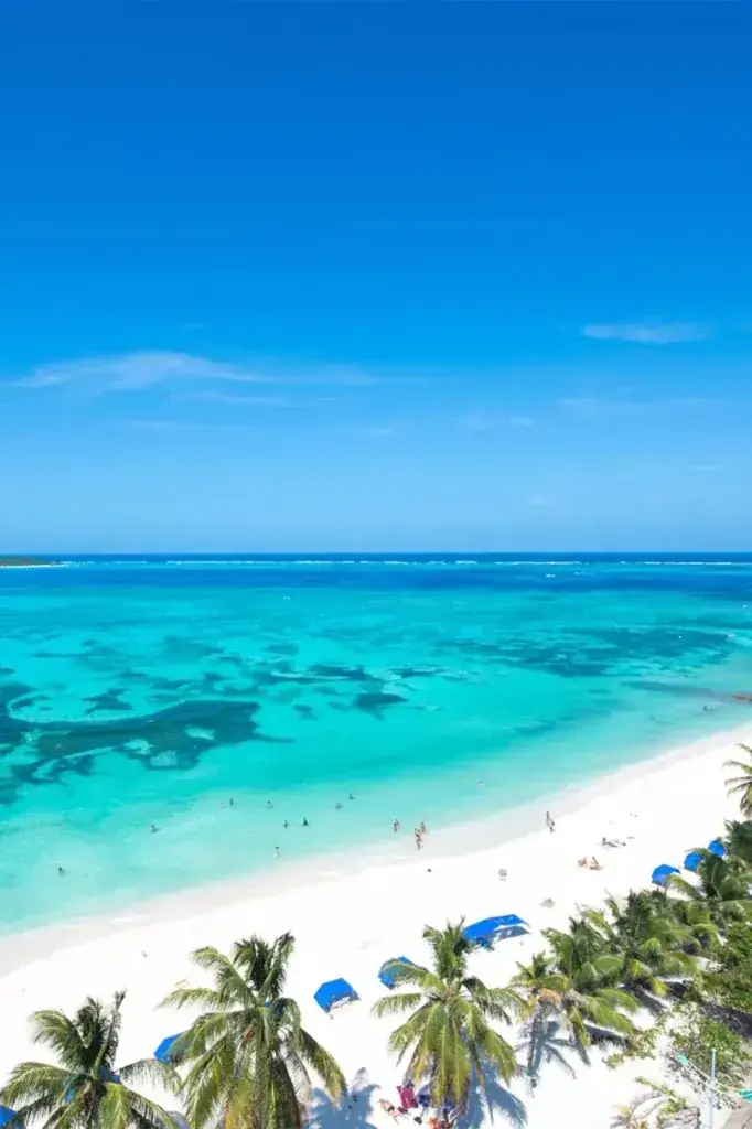 Vista aérea del mar de siete colores y arrecifes en San Andrés