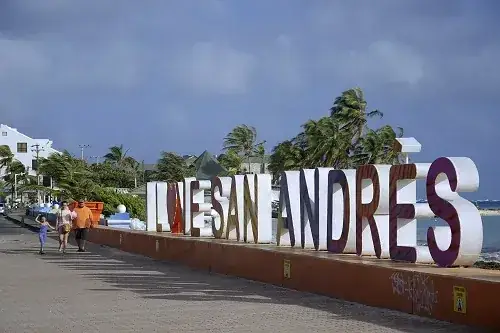 Letrero I love San Andrés junto al malecón y las palmeras