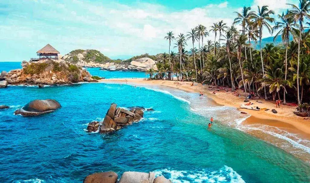 Playa de Cabo San Juan en Tayrona, palmeras y bahía de aguas claras