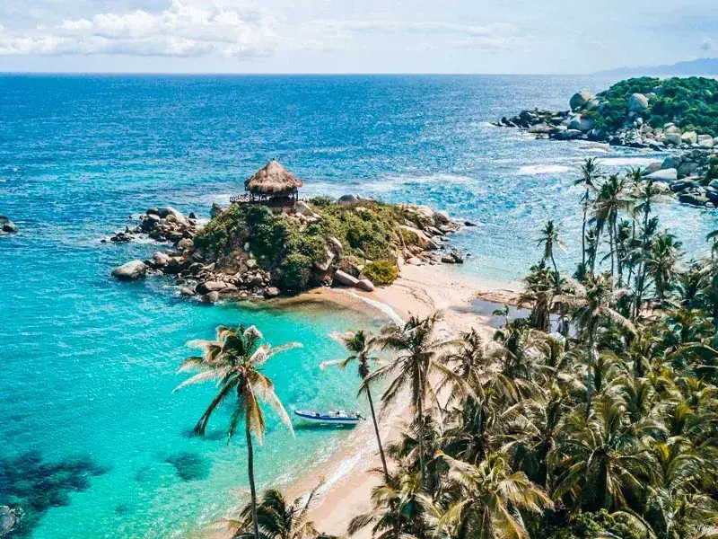Vista aérea de Cabo San Juan en el Parque Tayrona con lancha anclada