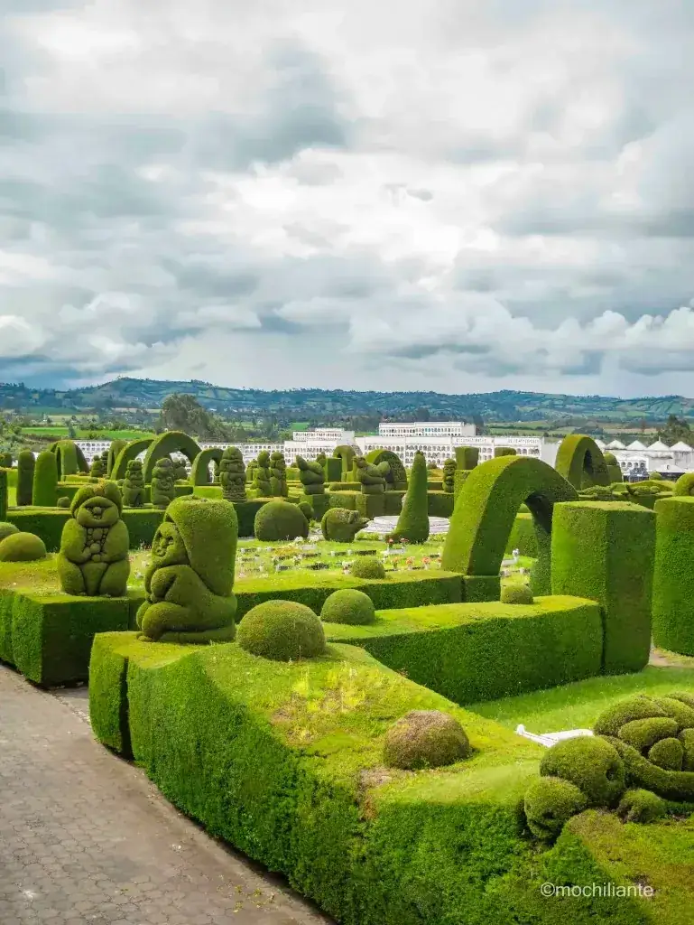 Jardín de topiarios y arcos de ciprés en el Cementerio de Tulcán