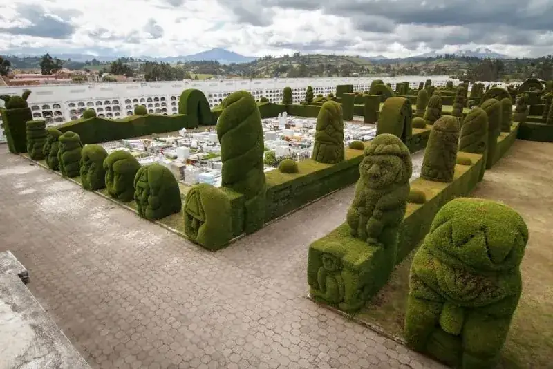 Vista amplia del Cementerio de Tulcán con setos esculpidos y columbarios