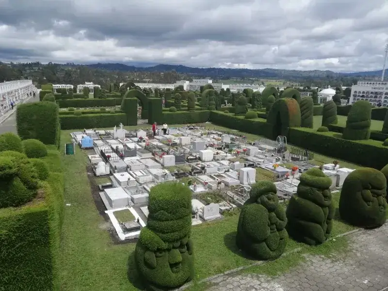 Esculturas de ciprés en el Cementerio Municipal de Tulcán, Ecuador