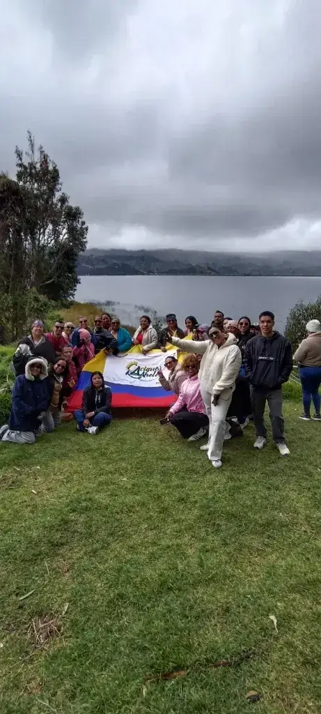Grupo de viajeros de Cacique Kaahele junto a una laguna de montaña
