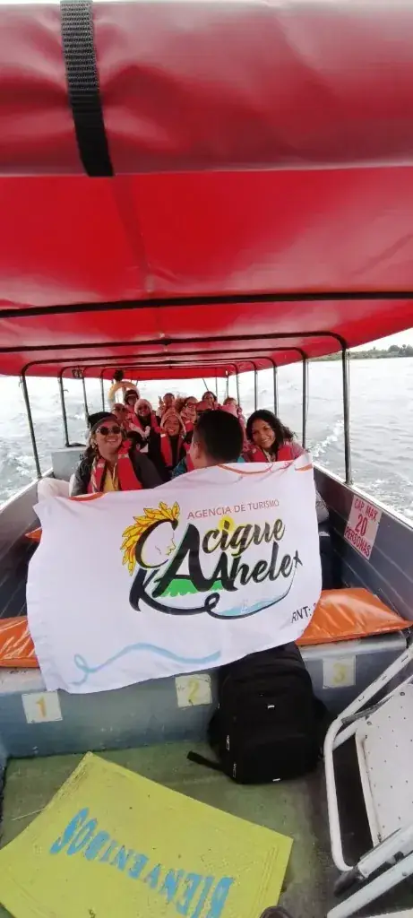 Grupo en lancha con chalecos salvavidas durante un tour de Cacique Kaahele