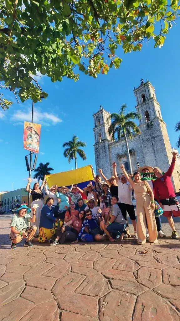 Viajeros de Cacique Kaahele en una plaza colonial de México