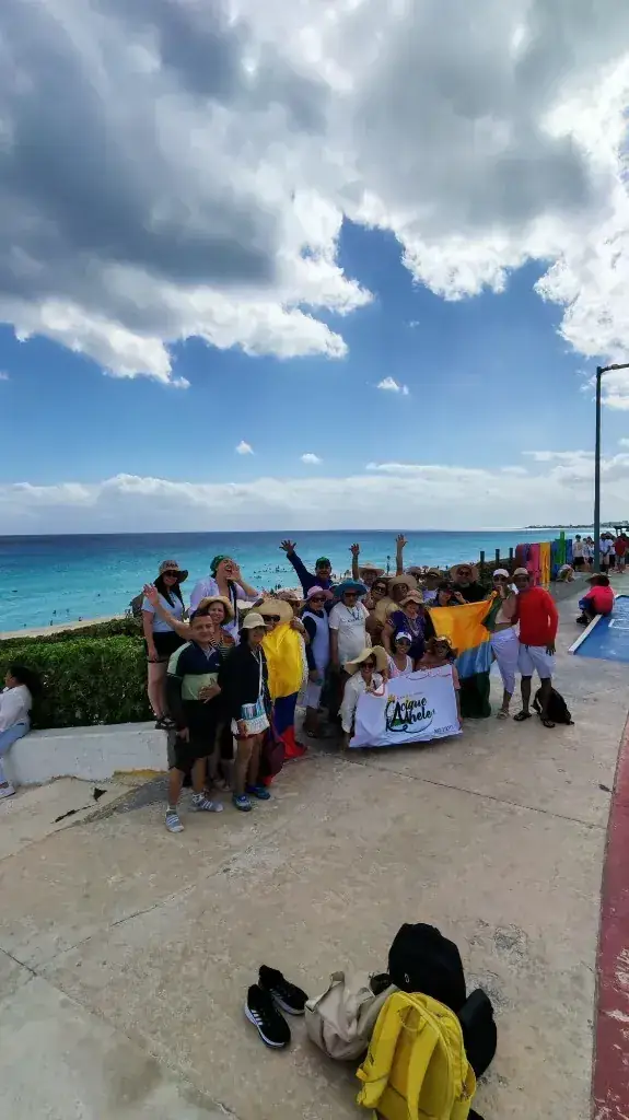 Viajeros de Cacique Kaahele en un malecón frente al mar Caribe