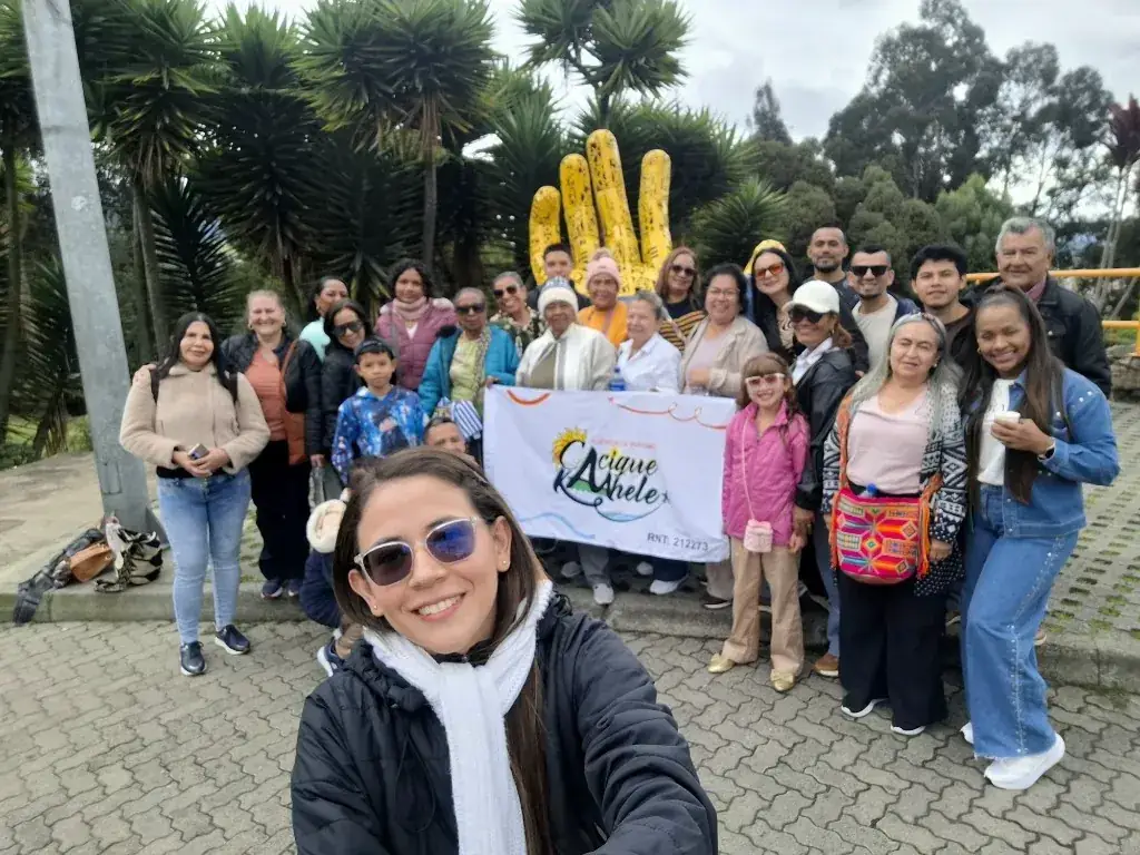 Selfie de un grupo de viajeros con el pendón de Cacique Kaahele