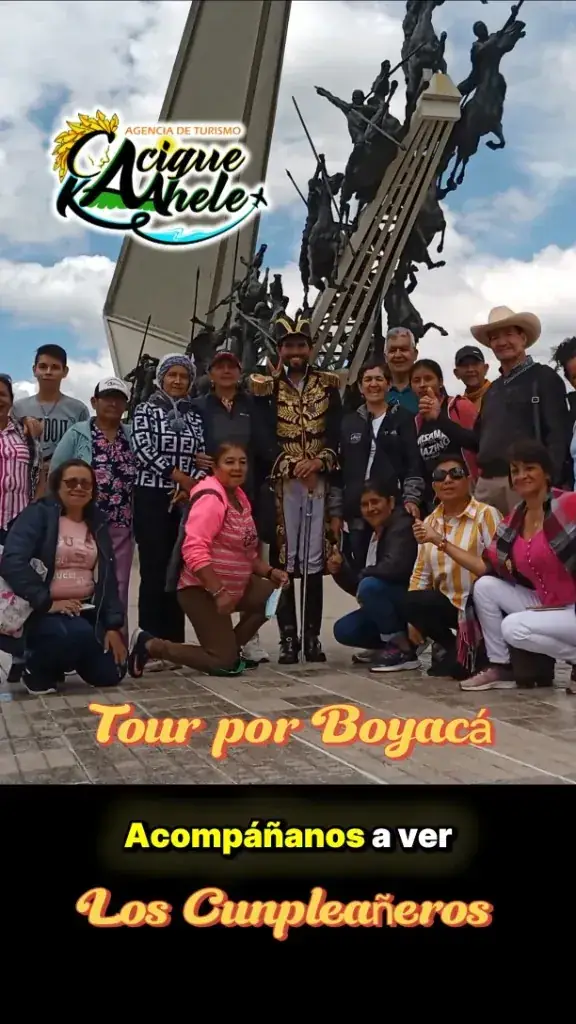 Grupo del Tour por Boyacá en el Monumento a los Lanceros