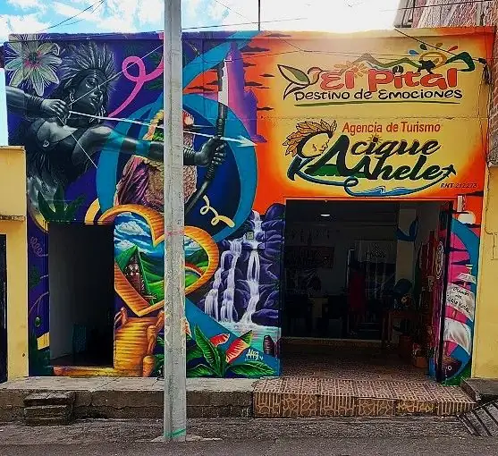 Fachada de la oficina principal de Cacique Kaahele en El Pital, Huila, con el mural de la agencia
